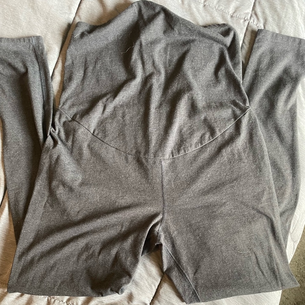 Like new Grey maternity leggings.